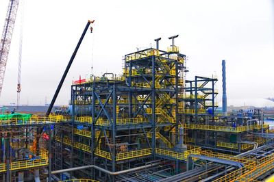 ▲新疆能化年产6万吨三聚氰胺项目建设现场